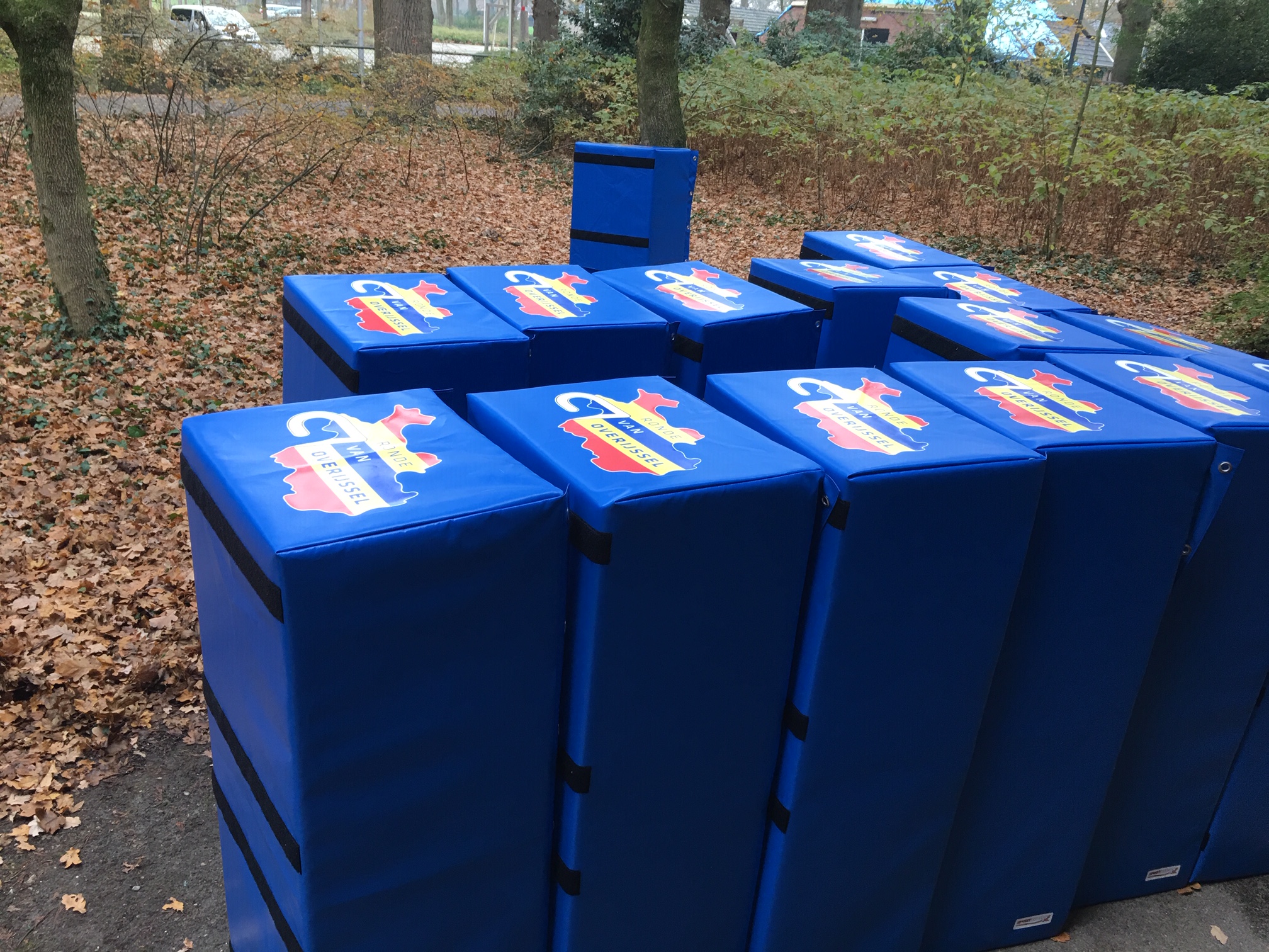 Beschermkussens met logo opdruk bovenop en voorop mogelijkheid voor sponsordoeken Ronde van Overijssel 