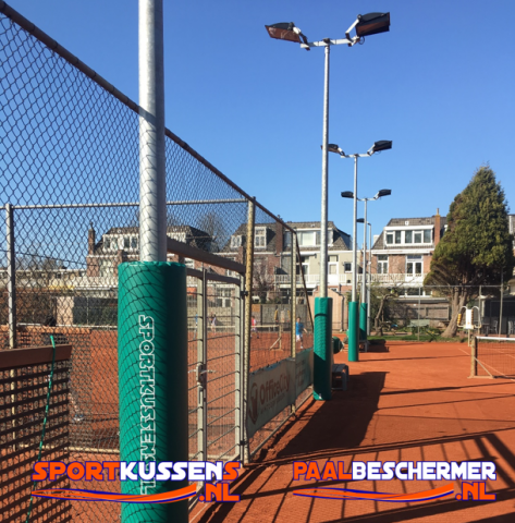 lichtmast paalbescherming tennisbaan